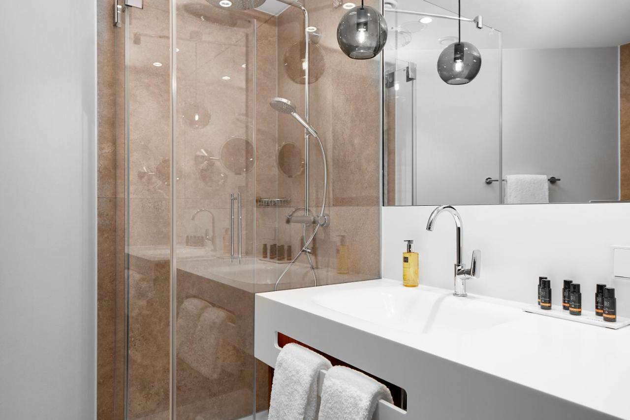Hyperion Hotel Muenchen Ngoại thất bức ảnh A shower enclosure